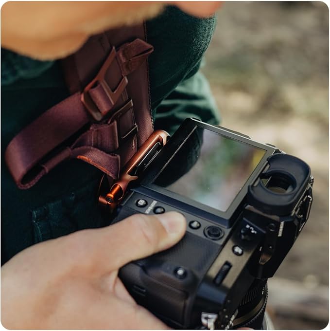 Peak Design Capture Camera Clip V3, Silver with Plate, Holds DSLR, Compact and Point and Shoot Bodies, Secure, Stable and Accessible, Attaches to Straps and Belts, Quick Release, 200 lb Capacity